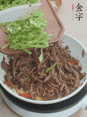 水分煸干，下青椒絲快炒1分鐘。
