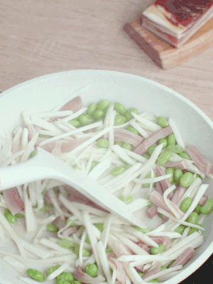 下茭白絲、青豆翻炒。