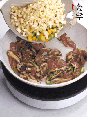 鍋里熱油，爆香蔥白，下香腸片炒至微微出油，加時(shí)蔬粒、香菇粒、春筍粒翻炒均勻。