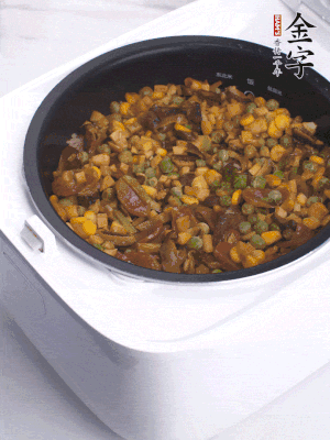 電飯煲按煮飯鍵，出鍋撒蔥花。