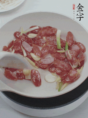 熱鍋爆香姜蒜片，下香腸炒出香味。