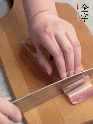 百合切去頭尾，分開洗凈;咸肉切薄片。