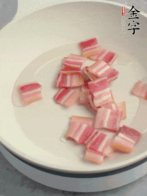 鍋中少許油，金字淡咸肉煸香。