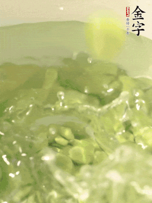 新鮮蠶豆熱水焯水30秒，然后浸入涼水。