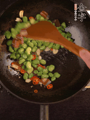 再下蠶豆煸炒，加1勺料酒調(diào)味。