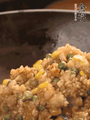 再下糯米，1勺蠔油、2勺生抽調(diào)味翻炒均勻。