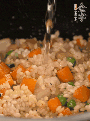 把食材轉(zhuǎn)移到電飯鍋中，倒入點清水，正常煮飯。