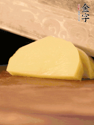 土豆去皮切丁。水開(kāi)后，放入鍋中煮2-3分鐘，撈出瀝干水分。