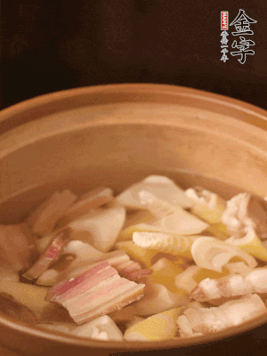 春筍、咸肉、咸肉一起入砂鍋，加姜片、料酒、清水大火煮沸到湯色變白。轉(zhuǎn)小火慢篤半小時。