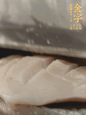鮑魚用勺子撬出來，去掉內(nèi)臟和牙齒，加面粉、白醋、鹽、啤酒抓一下，清水洗凈，切花刀。