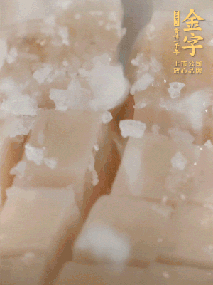 鮑魚中加點(diǎn)鹽、蠔油抓拌一下。