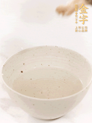 羊肚菌流水洗凈2遍后，溫水泡發(fā)15-20分鐘。