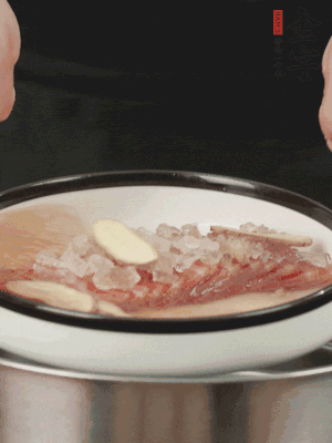置于盤中，加冰糖100g、黃酒100g、水200g，上鍋蒸20分鐘。