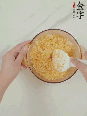隔夜剩米飯加蛋黃攪拌均勻。