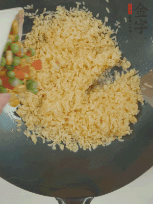 下豌豆粒、胡蘿卜粒、玉米粒。（買現(xiàn)成冷凍的雜菜即可，非常方便）
