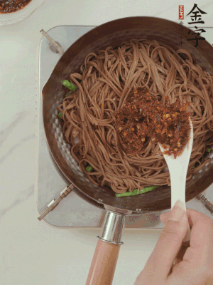 下蕎麥面，淋上少許醬油，加2勺金字火腿大師醬略翻炒即可。