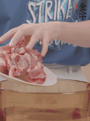 排骨剁小塊，加姜片、料酒沸水下鍋焯水。
