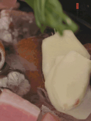 加姜片、蔥結(jié)、料酒。