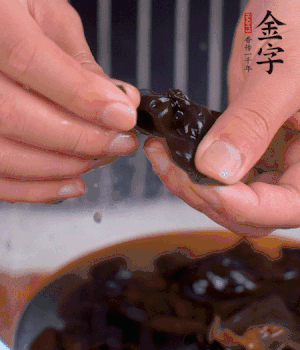 木耳冷水泡發(fā)，處理成小塊。（如果是小木耳就不用切了）