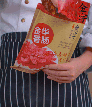 香腸切成斜片，小米辣切成斜片。