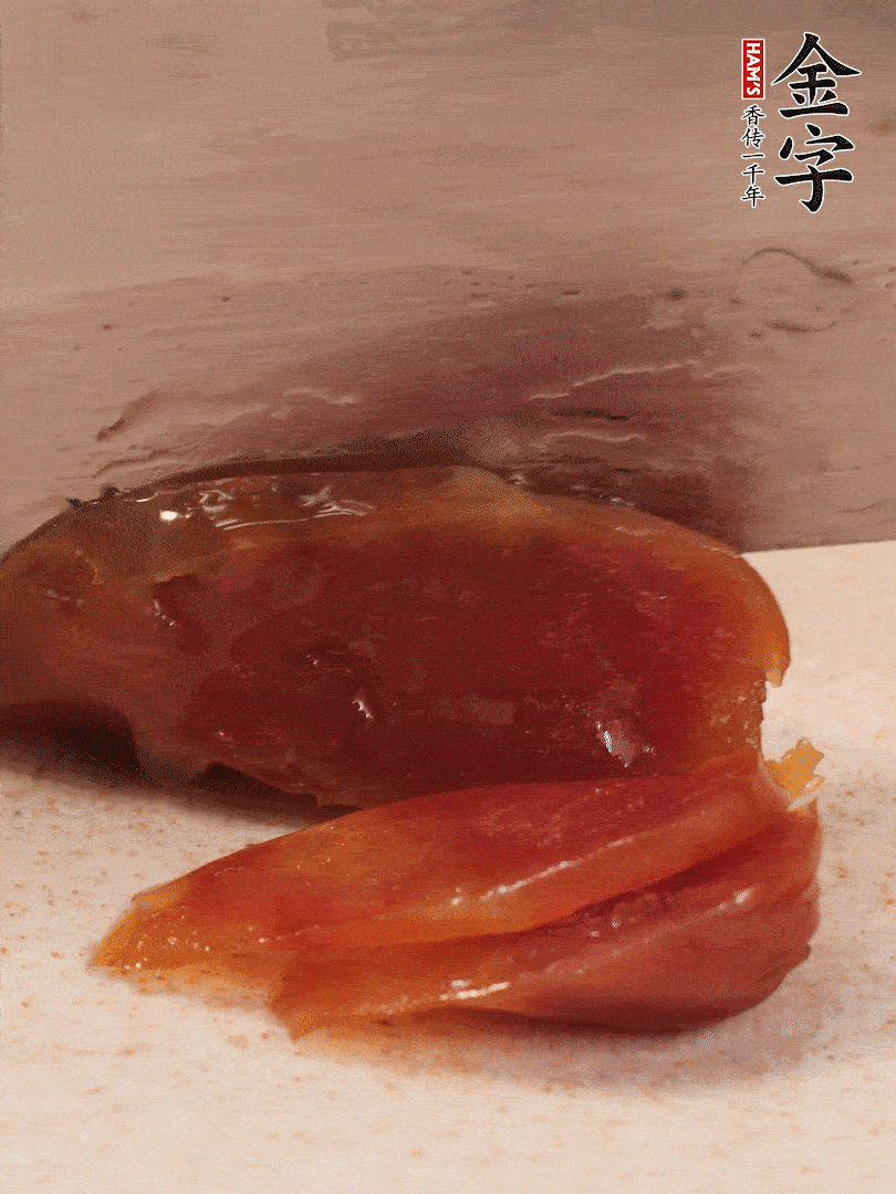臘腸煮熟后，切薄片