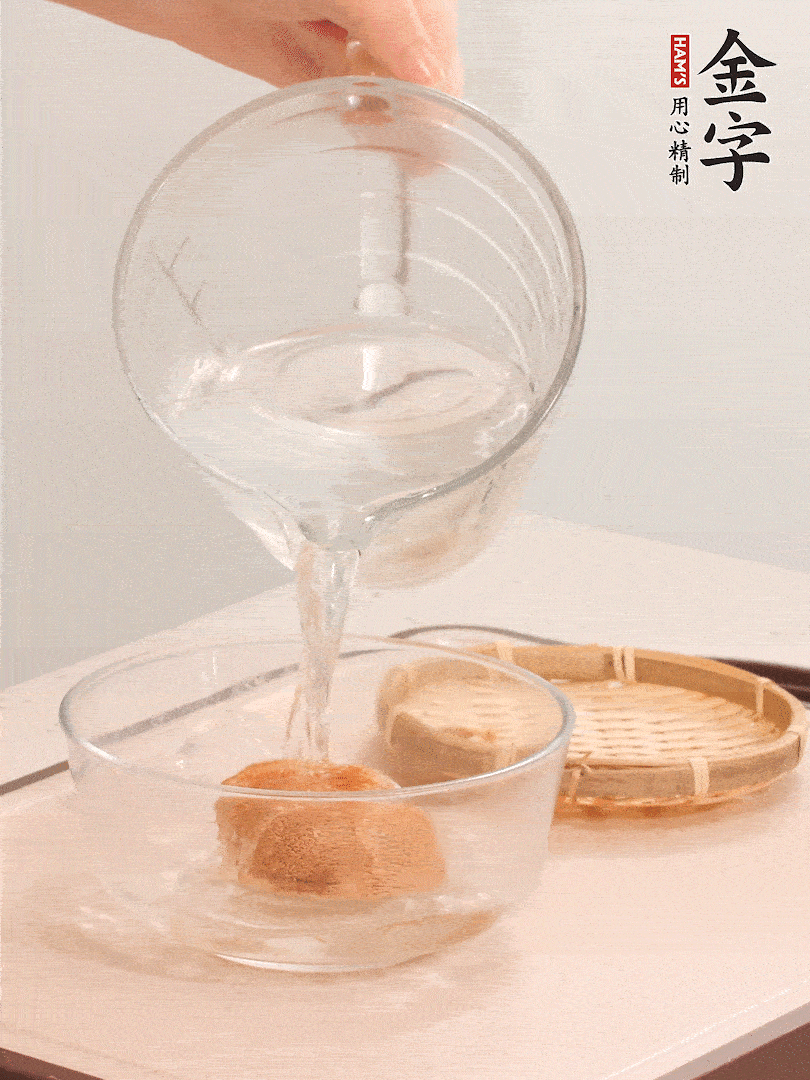 猴頭菇至少泡發(fā)半小時(shí)，將浸泡后的黃水?dāng)D干；