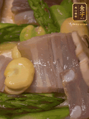 倒入熱水，燉煮10分鐘