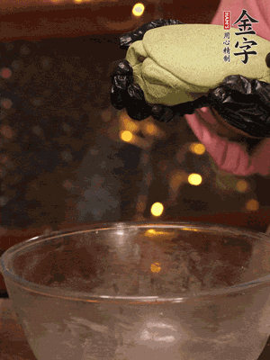 水里放點(diǎn)鹽，燒開后放艾草，一勺小蘇打，撈出浸入涼水，打成艾草泥