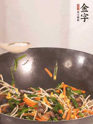 炒合菜：金字醬油肉、綠豆芽、韭菜