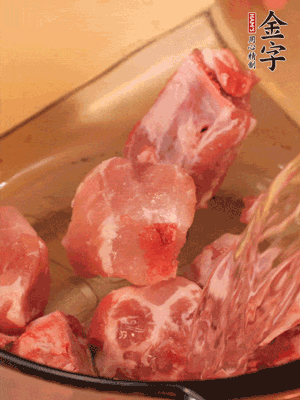 排骨冷水下鍋，加料酒、姜片，煮開綽水