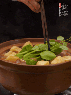 加筒骨煲的經典配菜：金字土香腸、油豆腐、千張蓋上蓋子燜一會兒，耐心等候10分鐘。