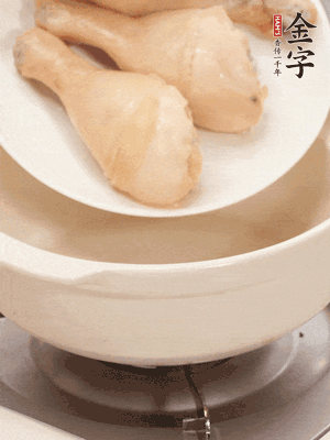 雞腿、火腿、干貝、蒜頭放入砂鍋內(nèi)燉1小時(shí)