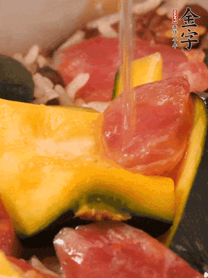倒入溫開水，水量高出米面一個(gè)指節(jié)。