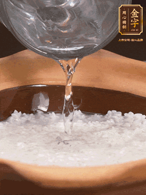 砂鍋底部刷一層油，加入大米和開水，水高1cm,大火燒開后轉(zhuǎn)中火煲5分鐘，到水微收干