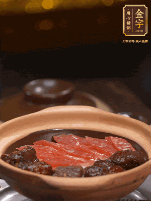 鋪上臘腸和排骨，鍋邊淋一圈油，小火煲10分鐘