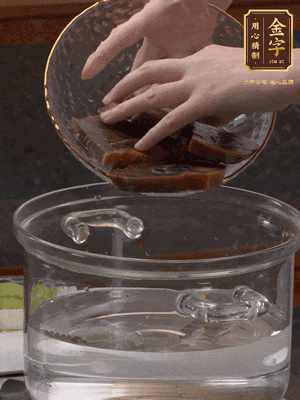 火腿蹄片冷水下鍋，水沸騰后煮5分鐘焯水