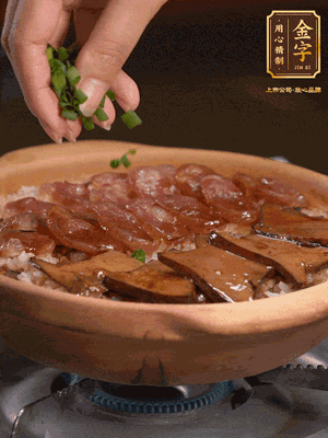 最后鋪上牛肝菌，爭(zhēng)分奪秒地倒上醬汁，撒點(diǎn)小蔥花