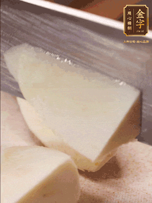 茭白去殼，底部一層老皮刨掉，切成滾刀塊