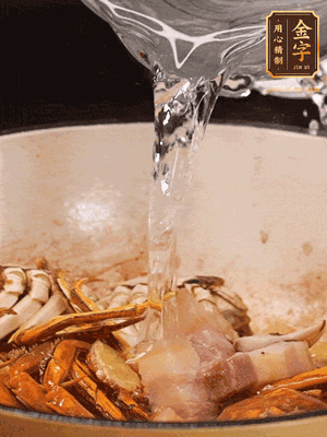 加料酒/花雕酒去腥，加入開水燜10分鐘左右