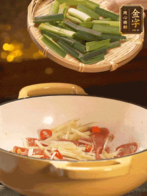 接著放蒜葉，來一點鹽，一點醬油調(diào)味翻勻