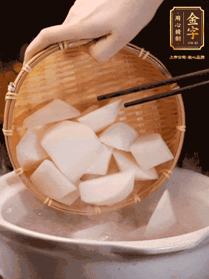 大火煮開后，轉(zhuǎn)中小火燉40分鐘，挑出蔥結(jié)，再下蘿卜燉20分鐘