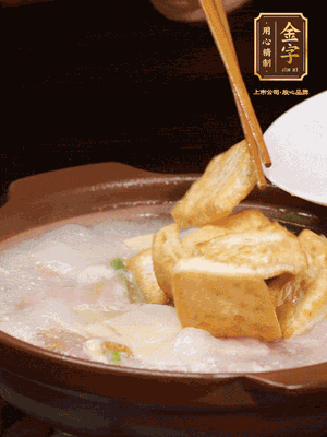 倒入開水大火煮開，轉(zhuǎn)中小火放咸肉，放一點(diǎn)點(diǎn)糖、味精慢燉10分鐘
