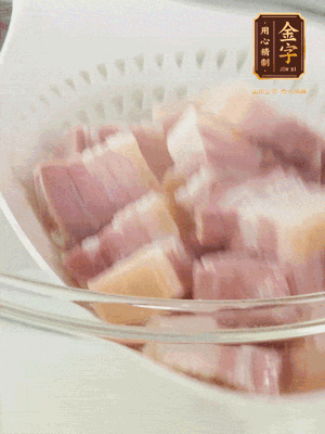 金字淡咸肉、排骨分別加料酒、蔥、姜冷水下鍋焯水，水開撇去浮沫撈出。