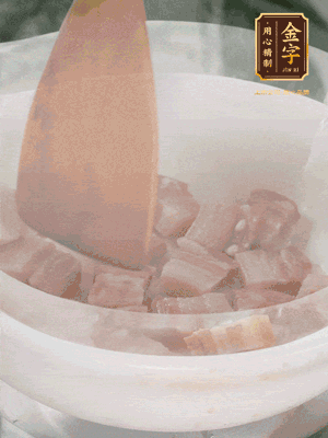 砂鍋內(nèi)咸肉微微煸出香味，再倒入開水。放排骨滾開后轉(zhuǎn)中小火篤30分鐘。（水盡量一次加足，以免中途加水沖淡鮮味。這一步是湯底濃白的關(guān)鍵）