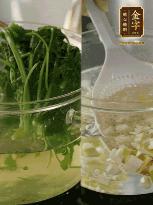 春筍切丁焯水；薺菜加鹽焯水，過涼水后切成細(xì)末