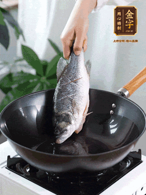 熱油，加1大勺豬油、姜片，再下鱸魚，煎至定型后翻面。（加點(diǎn)豬油，燉出的魚湯更容易變?yōu)榍逅哪贪咨＃?>
					</div>
					<span>步驟 3/6</span>
					<p>熱油，加1大勺豬油、姜片，再下鱸魚，煎至定型后翻面。（加點(diǎn)豬油，燉出的魚湯更容易變?yōu)榍逅哪贪咨?。?/p>
				</li><li>
					<div   id=