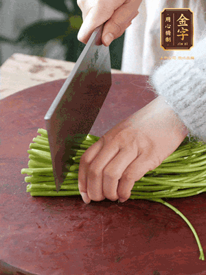 正嫩的藜蒿，掐頭去除根部，切小段
