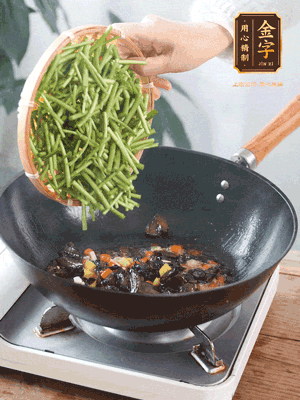 熱油煸香蒜末、姜粒、小米辣，再下臘肉煸炒出香味