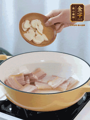 熱油下咸肉煸出香味，加蒜片、毛豆翻炒均勻
