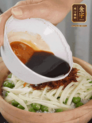 繼續(xù)小火燜3分鐘，淋上XO醬攪拌均勻。
